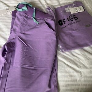 FIGS catarina one pocket scrub top XS/kade cargo pant XS PETITE in lilac dawn